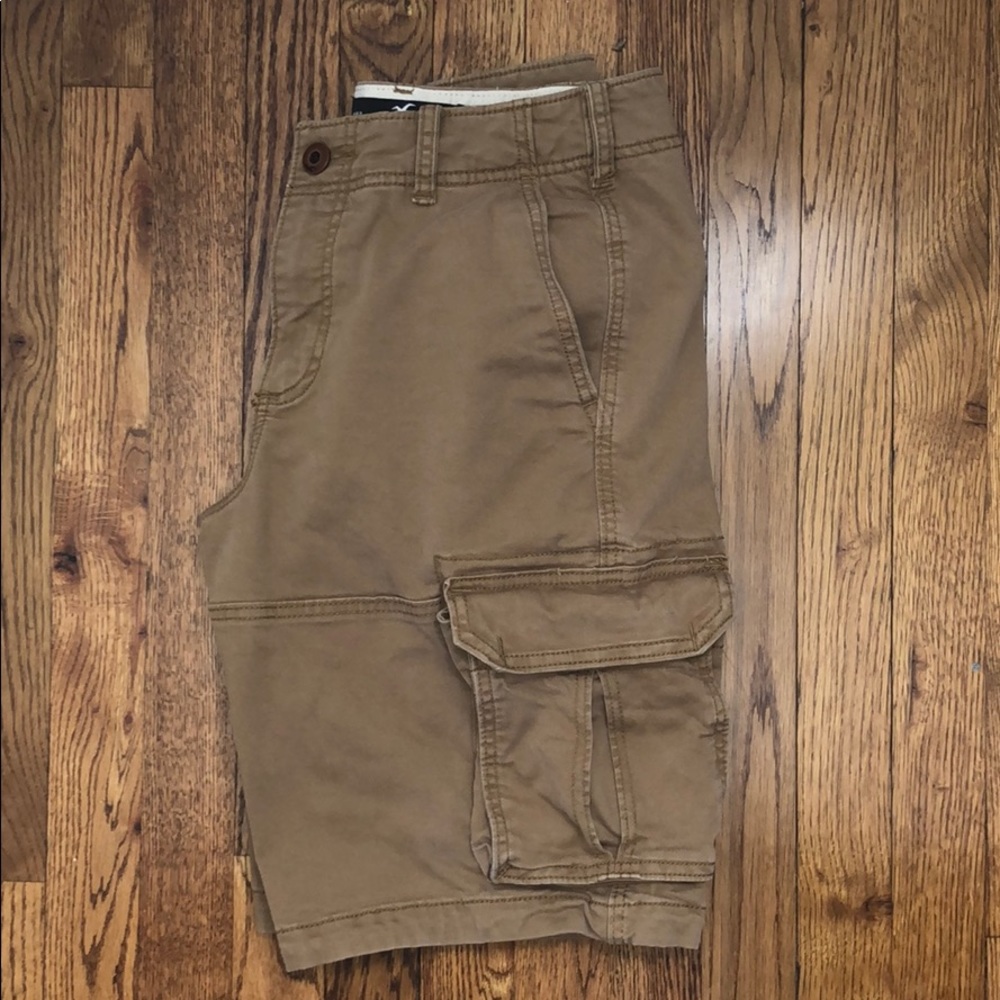 Men’s Hollister cargo shorts.